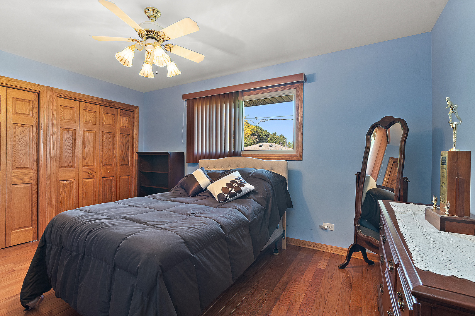 9241 S Kean Avenue, Hickory Hills, IL 60457