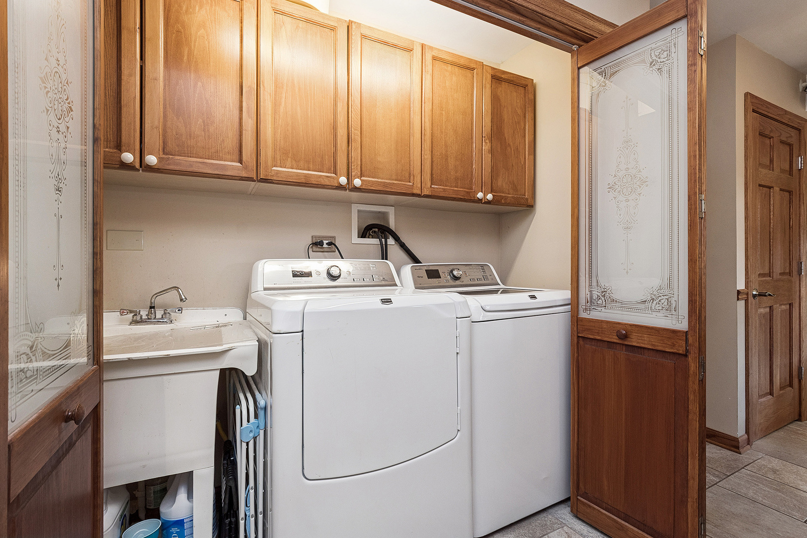 9241 S Kean Avenue, Hickory Hills, IL 60457