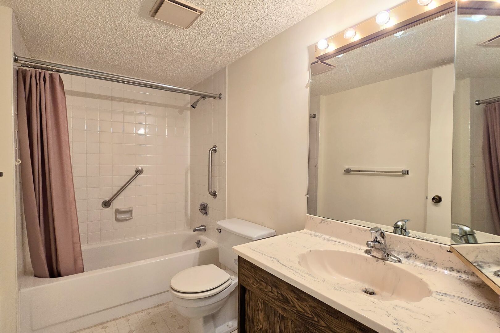 650 Whitney Court #108, Gurnee, IL 60031