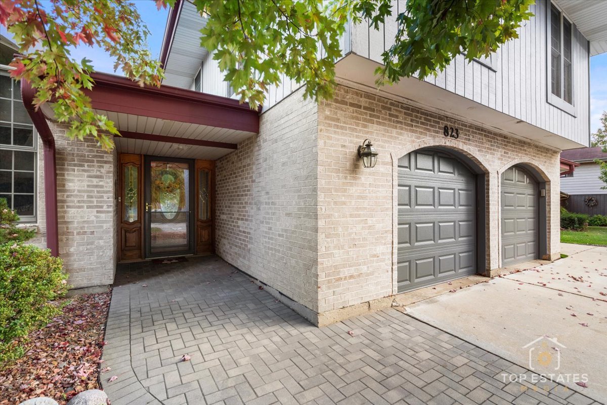 823 S Salem Drive, Schaumburg, IL 60193