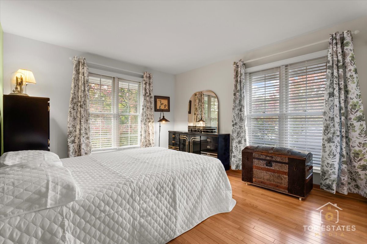 823 S Salem Drive, Schaumburg, IL 60193