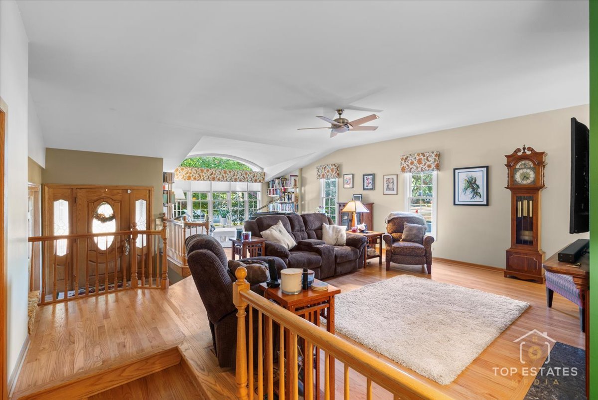 823 S Salem Drive, Schaumburg, IL 60193