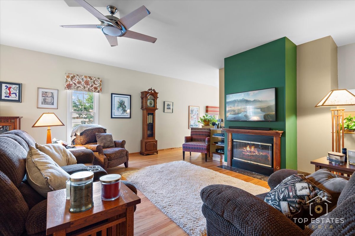 823 S Salem Drive, Schaumburg, IL 60193