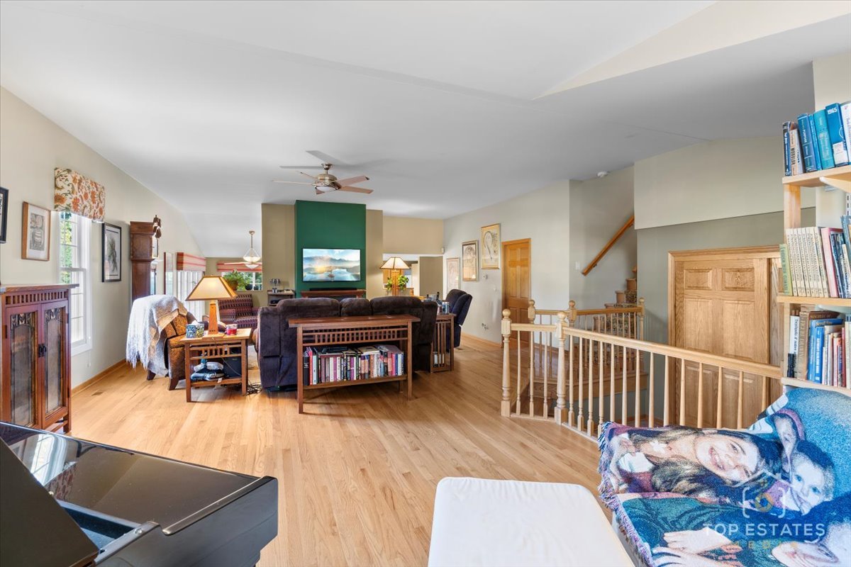 823 S Salem Drive, Schaumburg, IL 60193