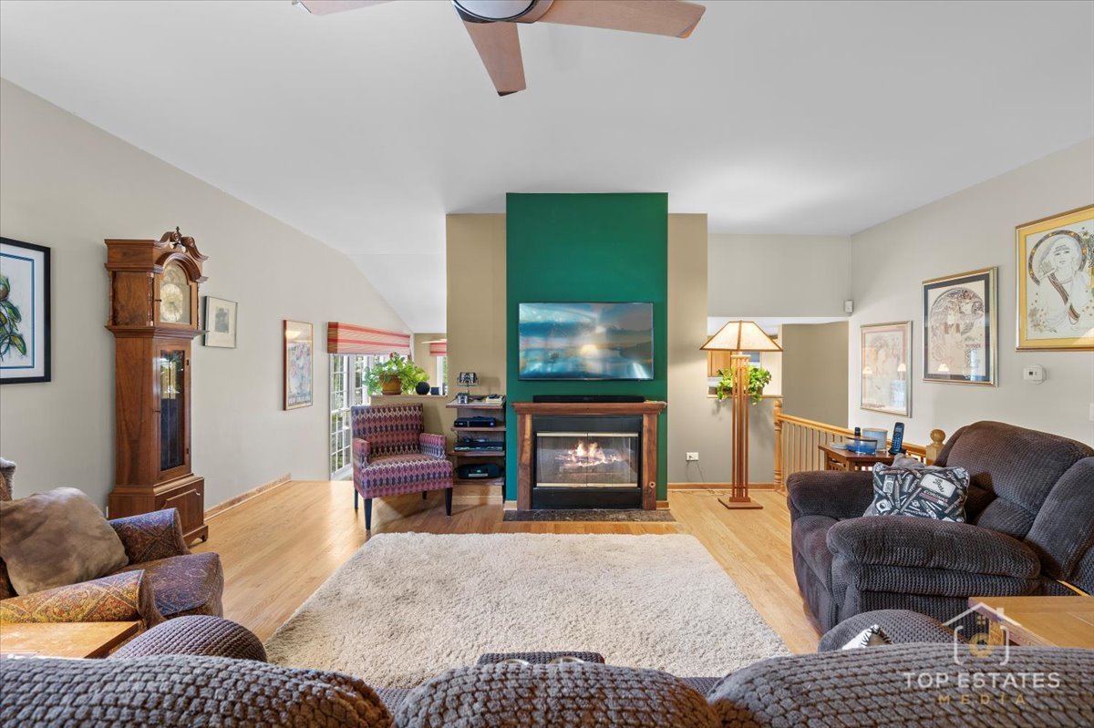 823 S Salem Drive, Schaumburg, IL 60193