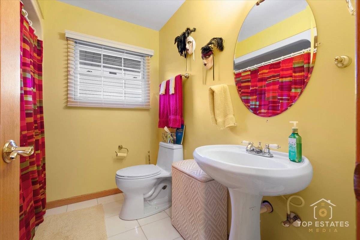 823 S Salem Drive, Schaumburg, IL 60193