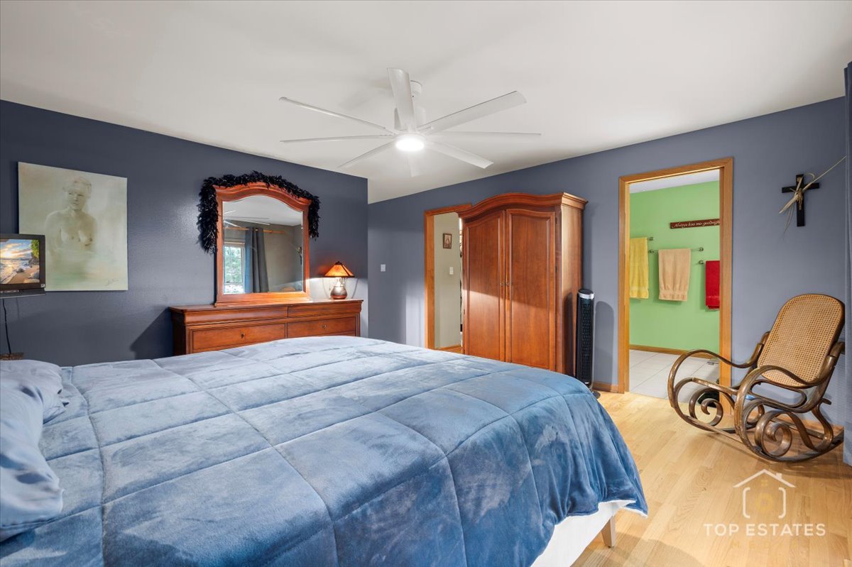 823 S Salem Drive, Schaumburg, IL 60193