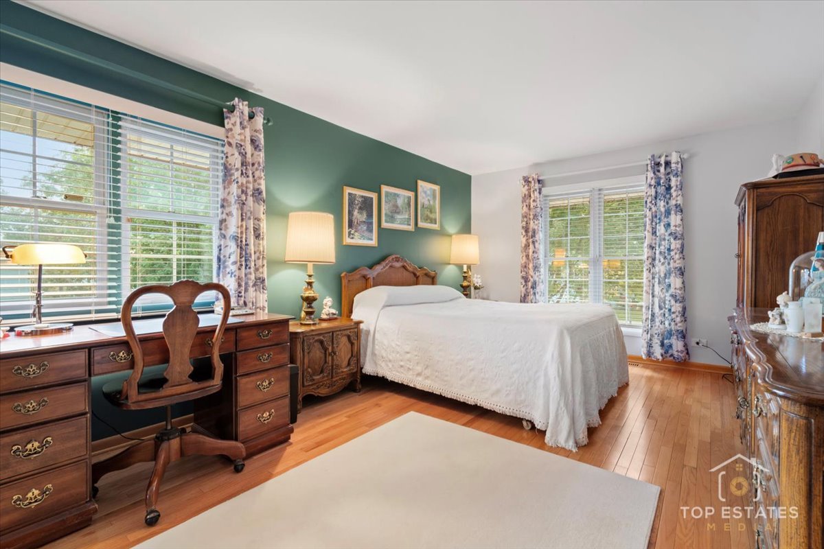 823 S Salem Drive, Schaumburg, IL 60193