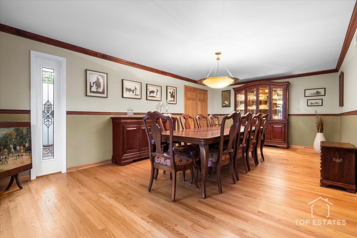 823 S Salem Drive, Schaumburg, IL 60193