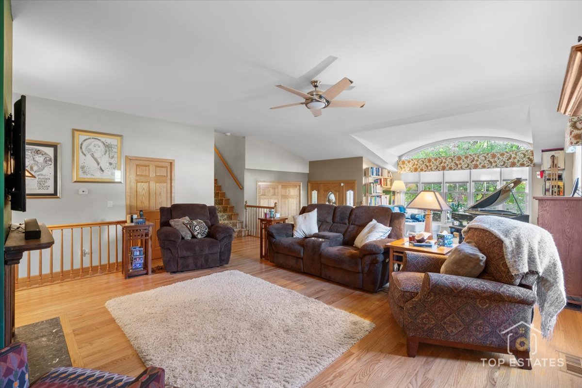 823 S Salem Drive, Schaumburg, IL 60193