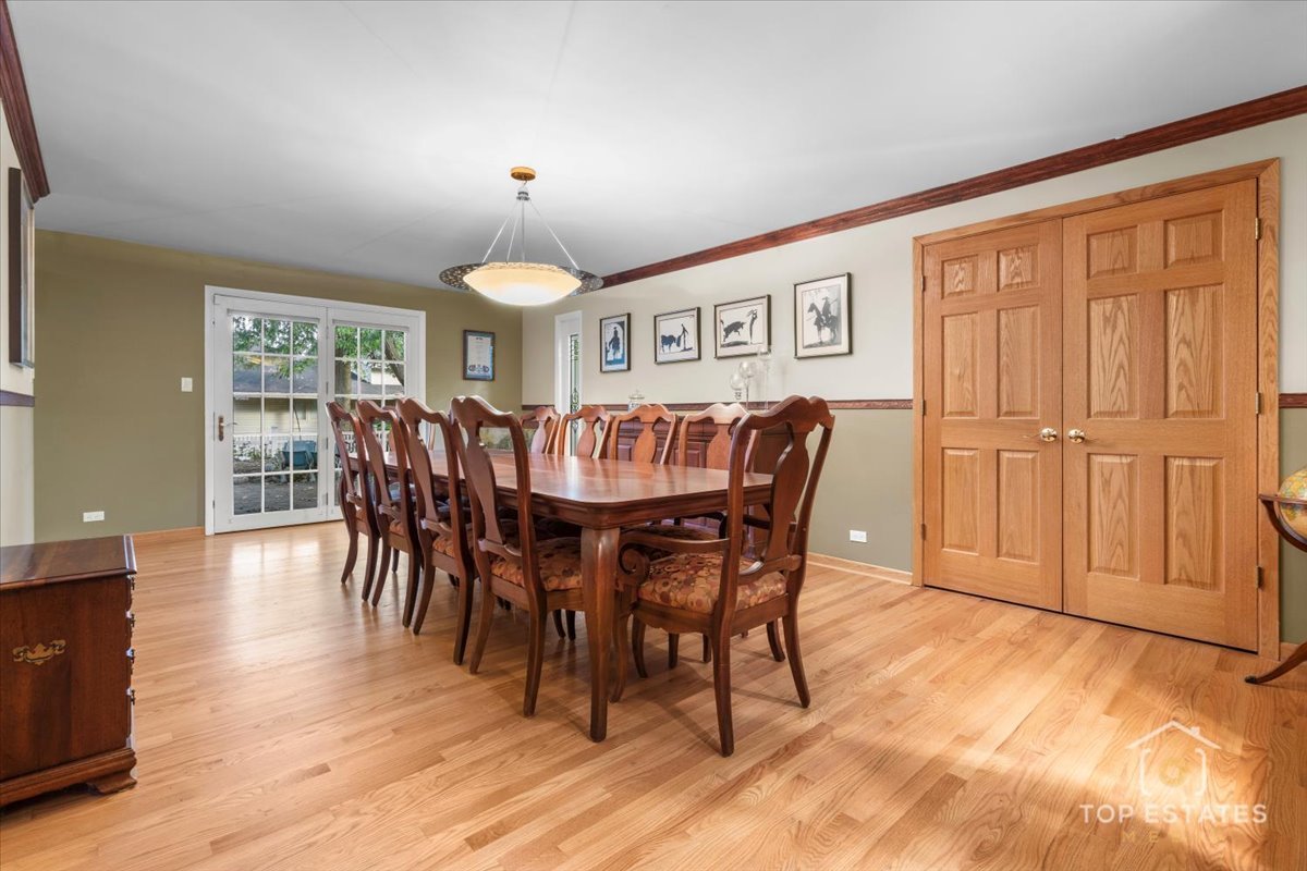 823 S Salem Drive, Schaumburg, IL 60193