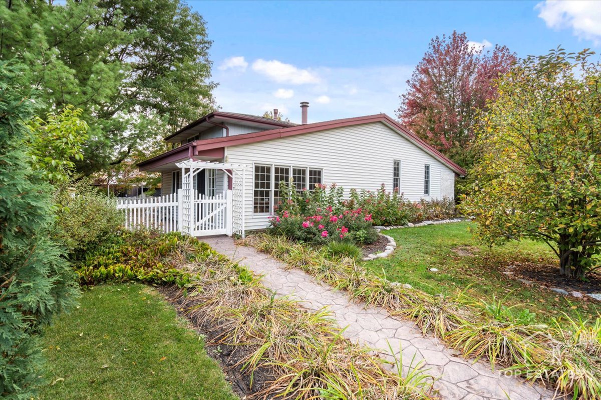 823 S Salem Drive, Schaumburg, IL 60193