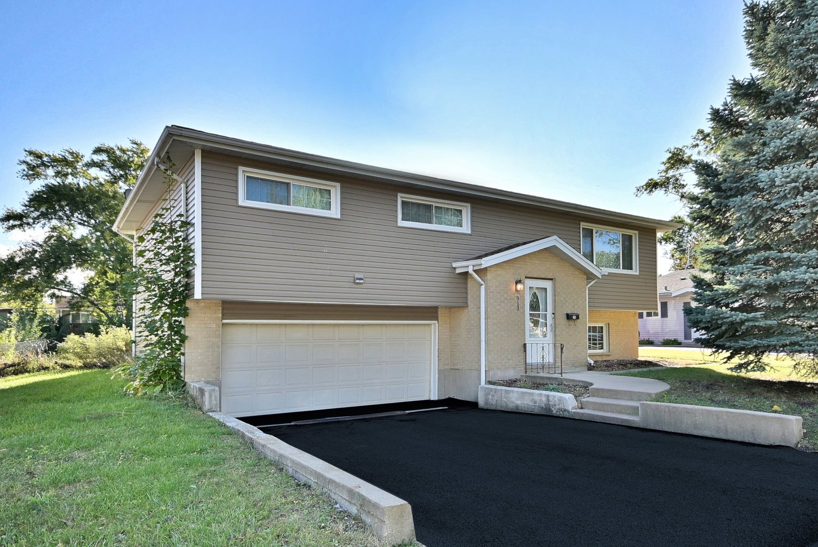 913 S Iowa Street, Addison, IL 60101