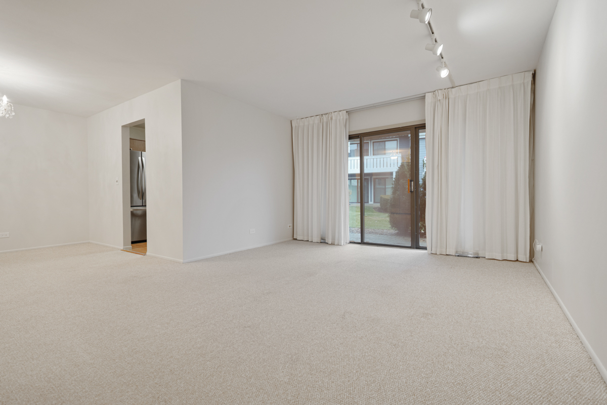 375 Pinetree Lane #D-1, Schaumburg, IL 60193