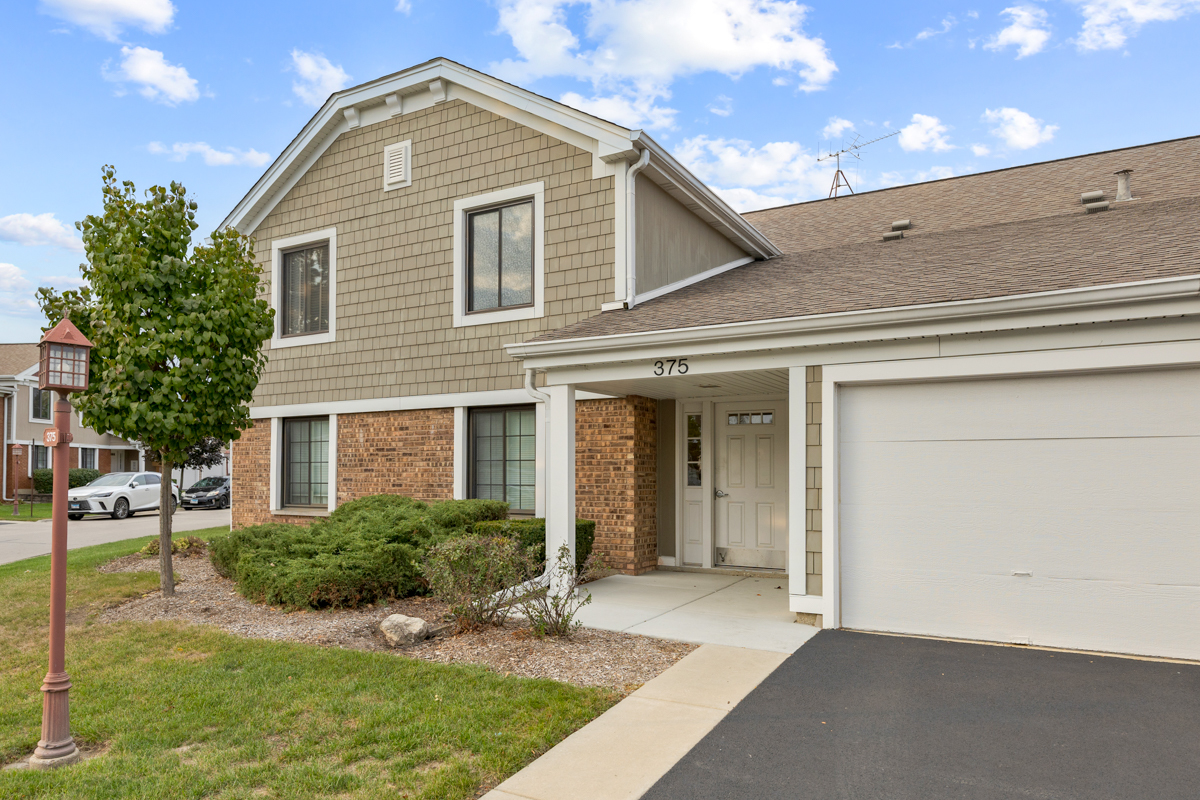 375 Pinetree Lane #D-1, Schaumburg, IL 60193