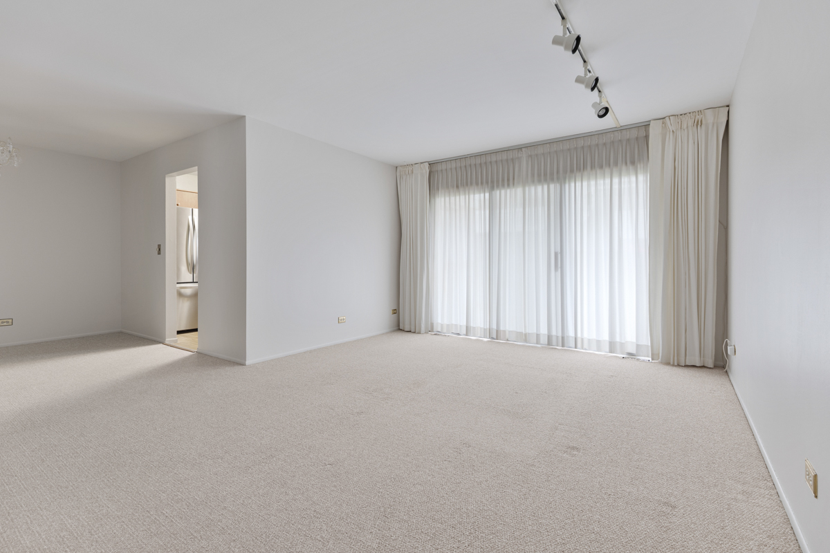 375 Pinetree Lane #D-1, Schaumburg, IL 60193