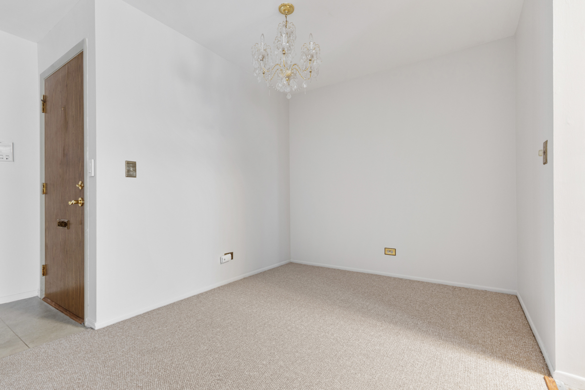 375 Pinetree Lane #D-1, Schaumburg, IL 60193
