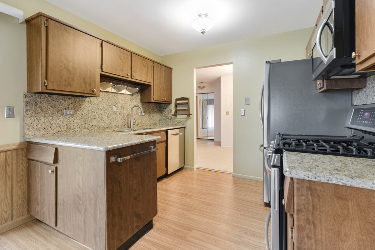 375 Pinetree Lane #D-1, Schaumburg, IL 60193