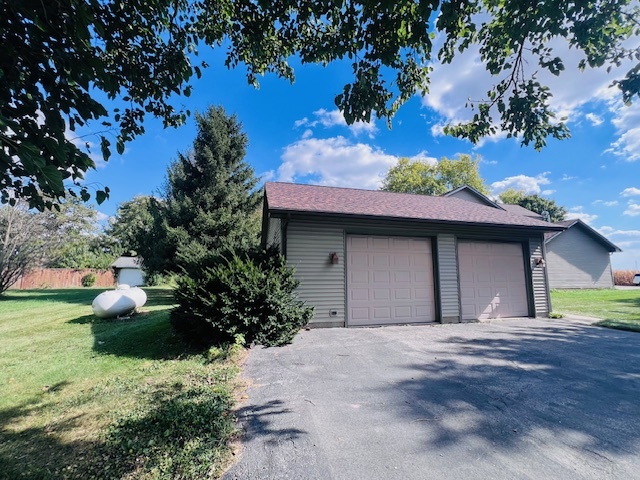 7705 Lakewood Road, Weldon, IL 61882