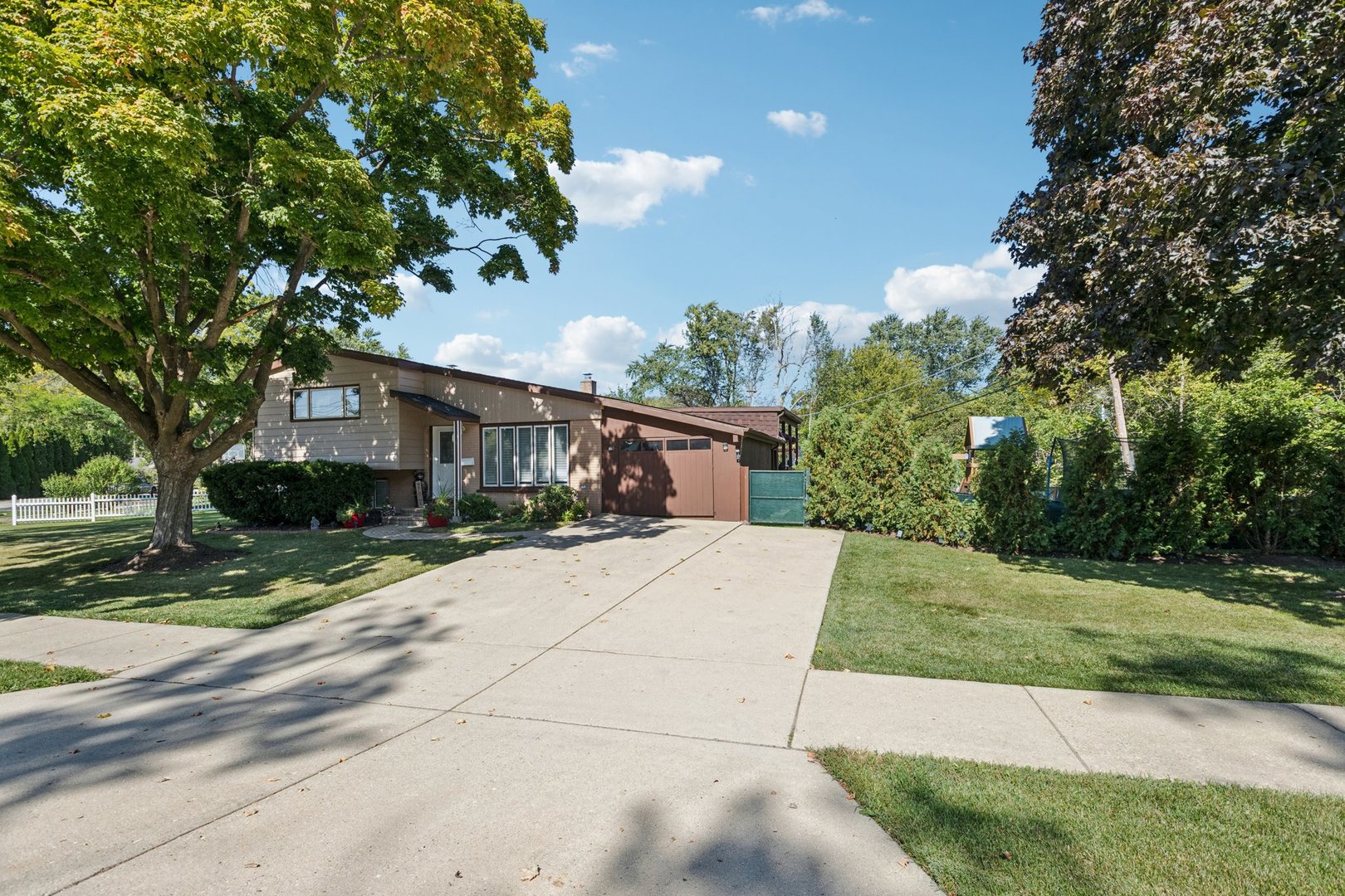 122 W HELEN Road, Palatine, IL 60067