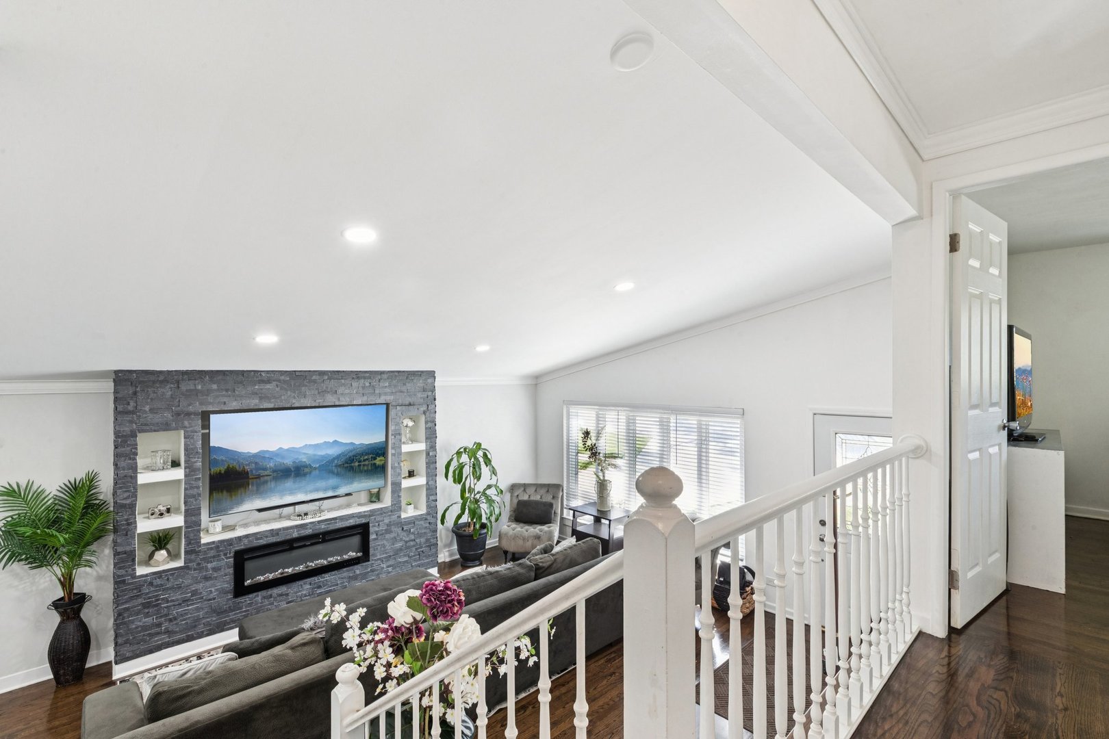 122 W HELEN Road, Palatine, IL 60067