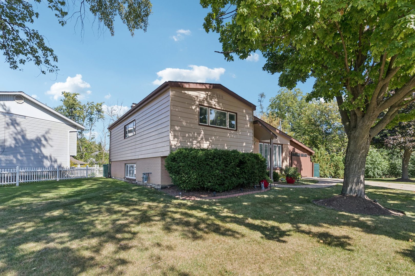 122 W HELEN Road, Palatine, IL 60067
