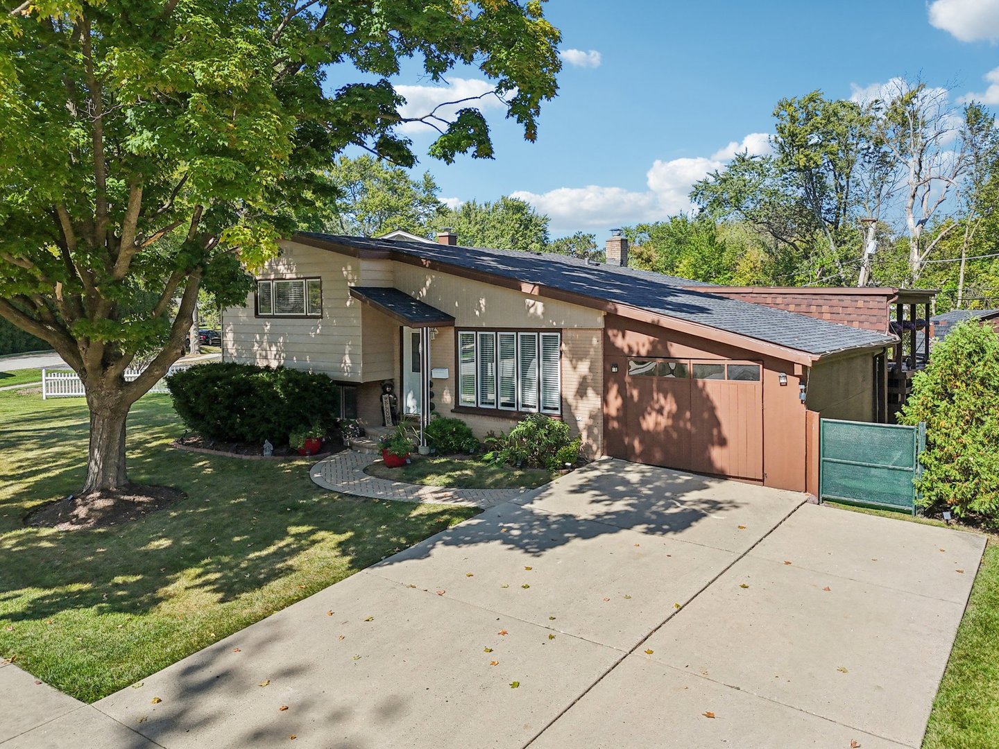 122 W HELEN Road, Palatine, IL 60067
