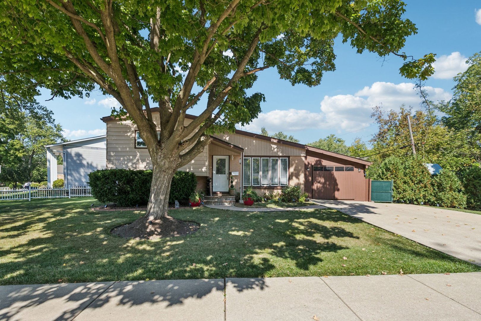 122 W HELEN Road, Palatine, IL 60067