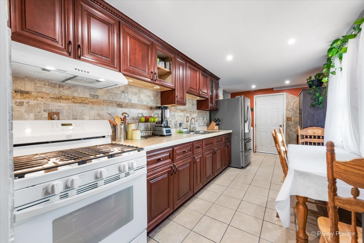 200 AMARILLO Drive, Carpentersville, IL 60110