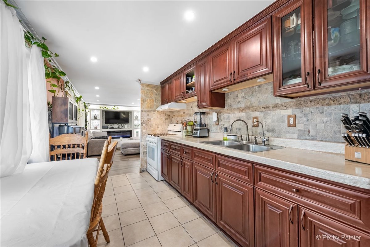 200 AMARILLO Drive, Carpentersville, IL 60110
