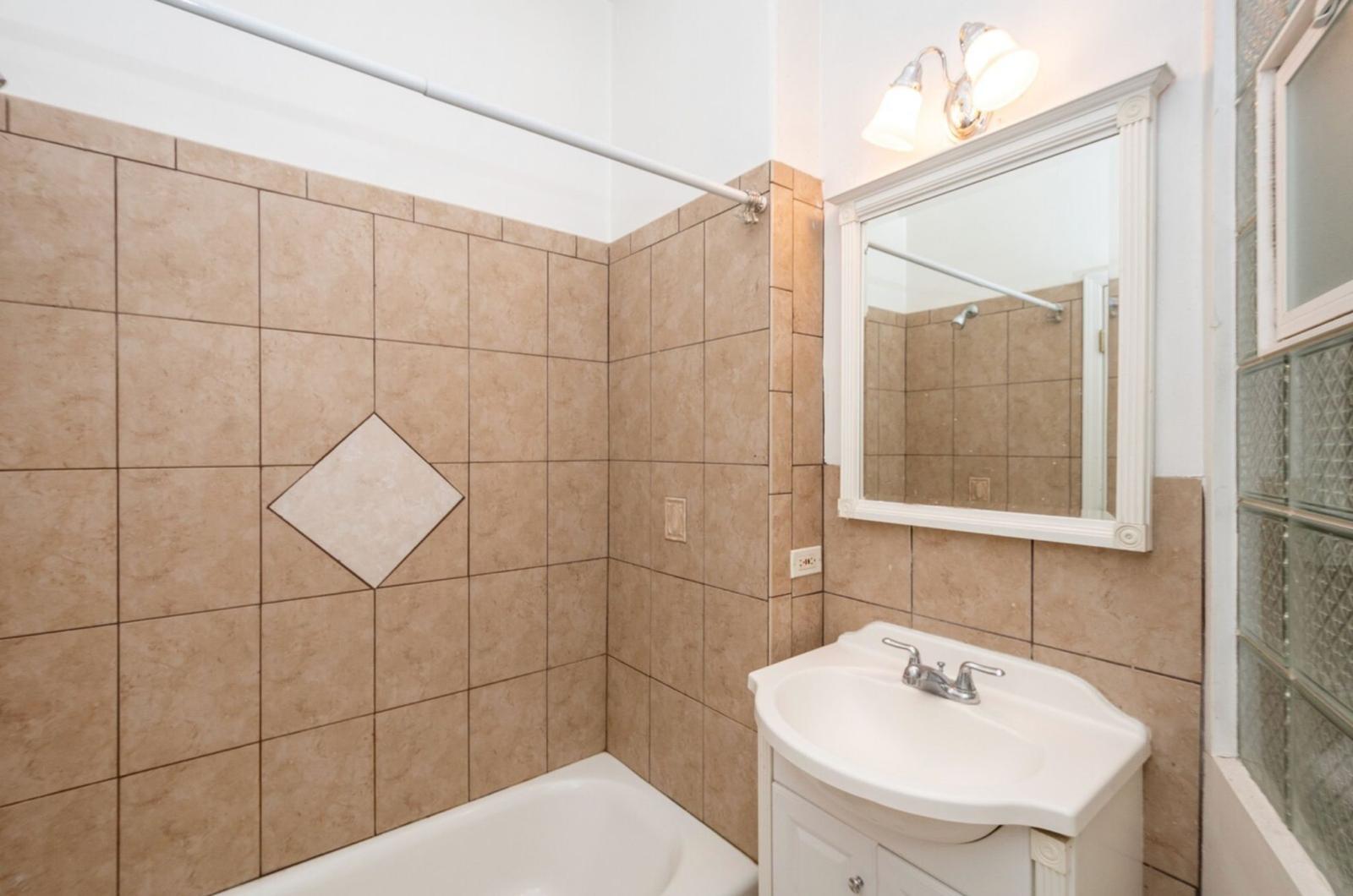 1422 W TAYLOR Street #2, Chicago, IL 60607