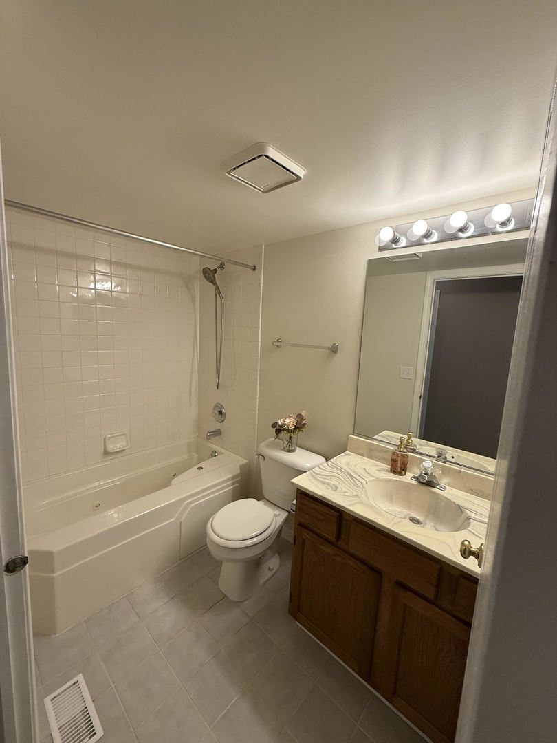 6720 E Monticello Court #14-A1, Gurnee, IL 60031