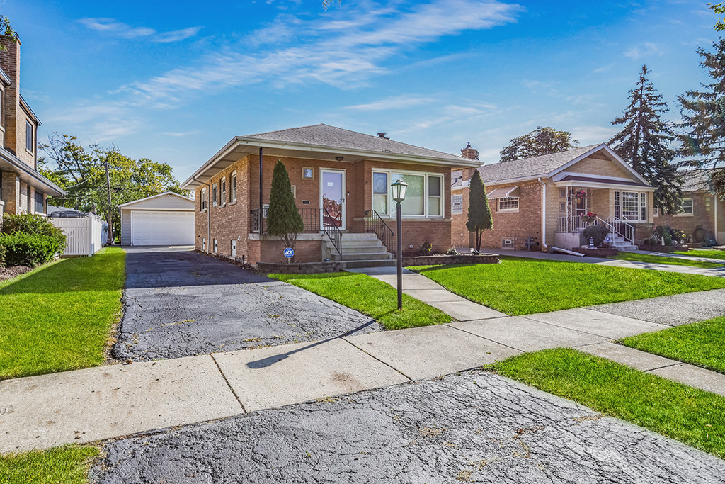 10207 S Keeler Avenue, Oak Lawn, IL 60453