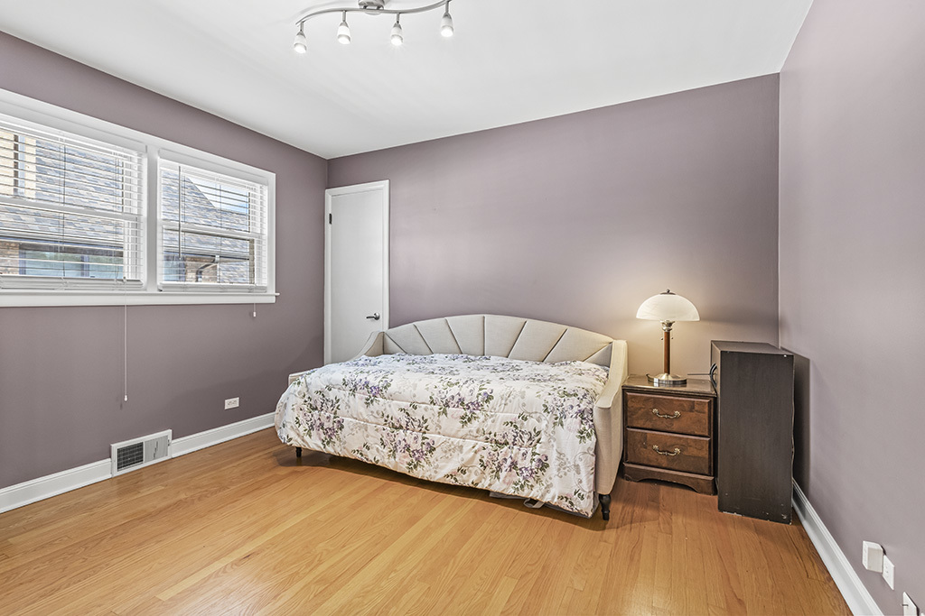 10207 S Keeler Avenue, Oak Lawn, IL 60453