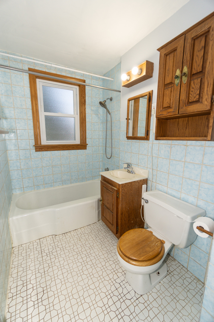 1844 Illinois Street, Des Plaines, IL 60018