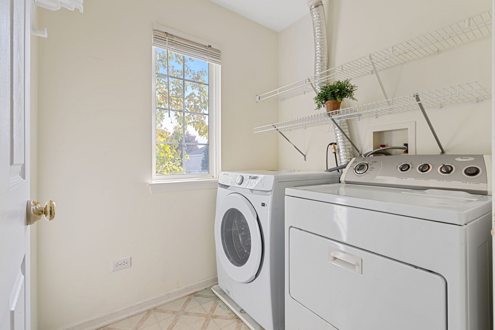 2417 Geneva Lane, Montgomery, IL 60538