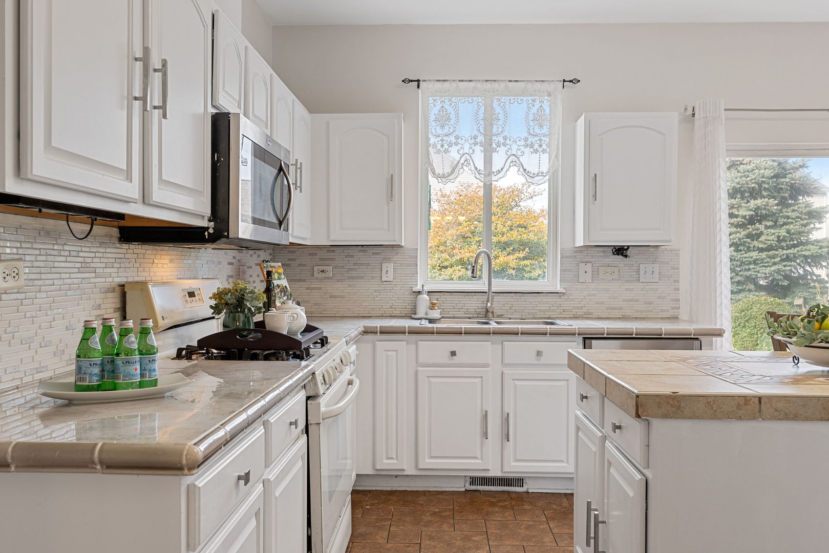 2417 Geneva Lane, Montgomery, IL 60538