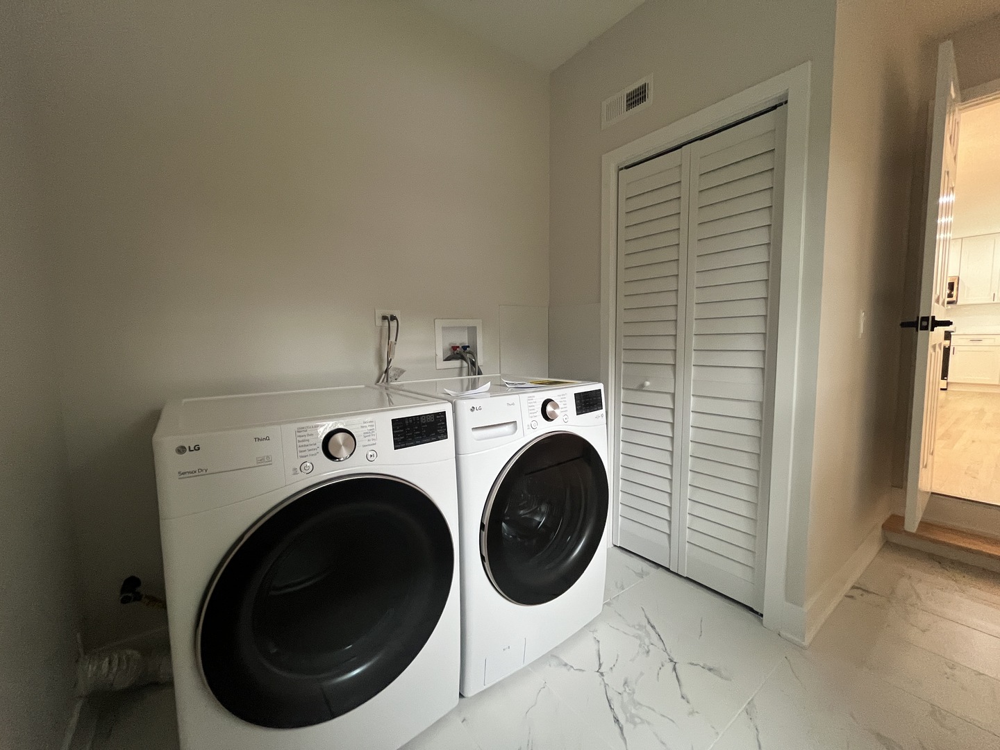 403 Burlington Avenue, Clarendon Hills, IL 60514