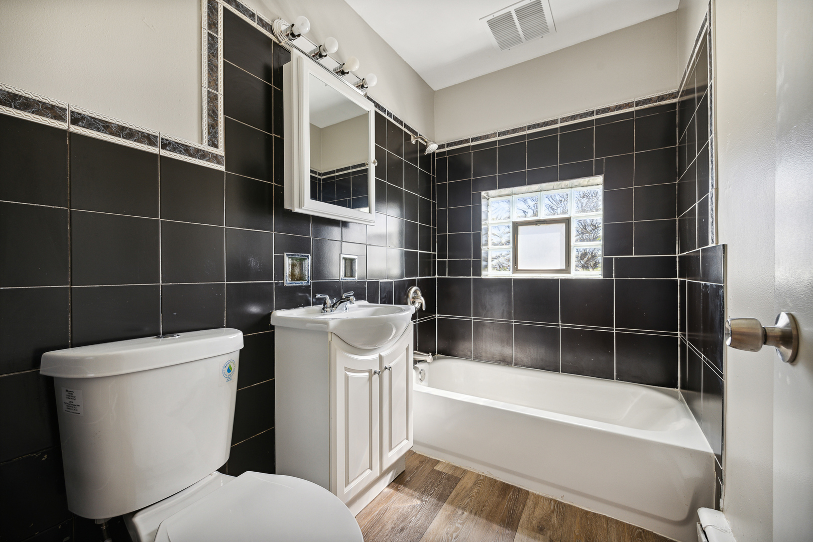 1924 S 16th Avenue, Broadview, IL 60155