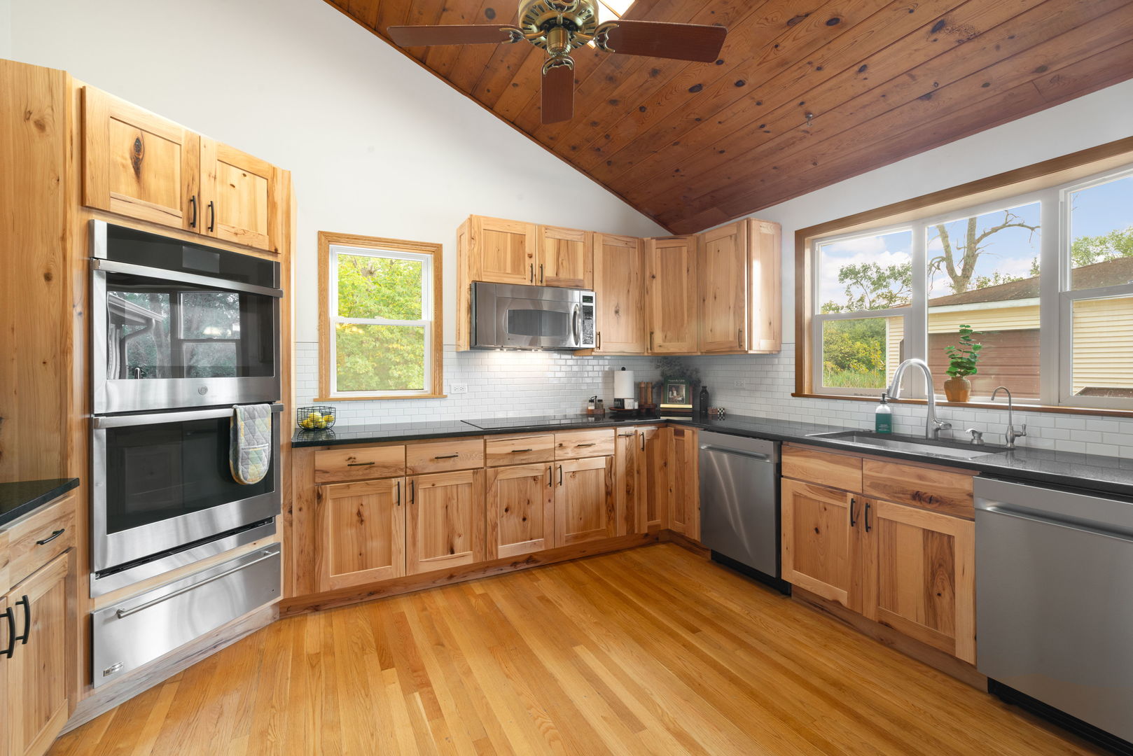 17W201 Red Oak Avenue, Addison, IL 60101
