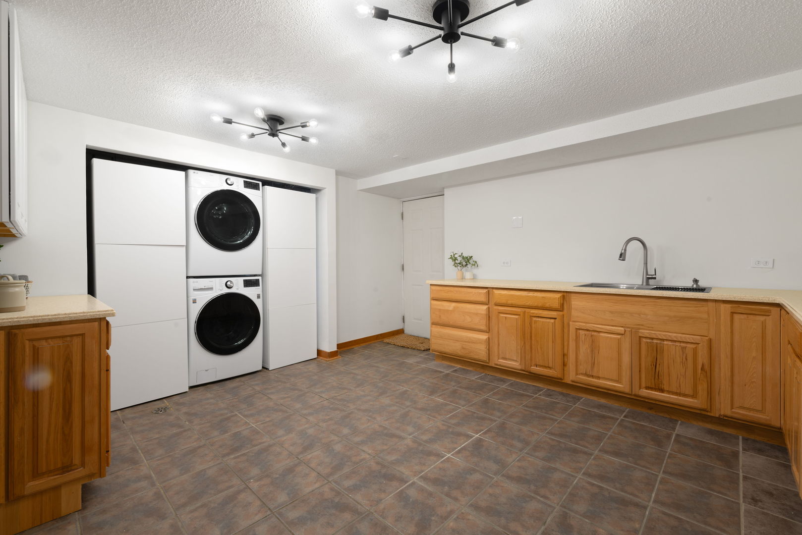 17W201 Red Oak Avenue, Addison, IL 60101