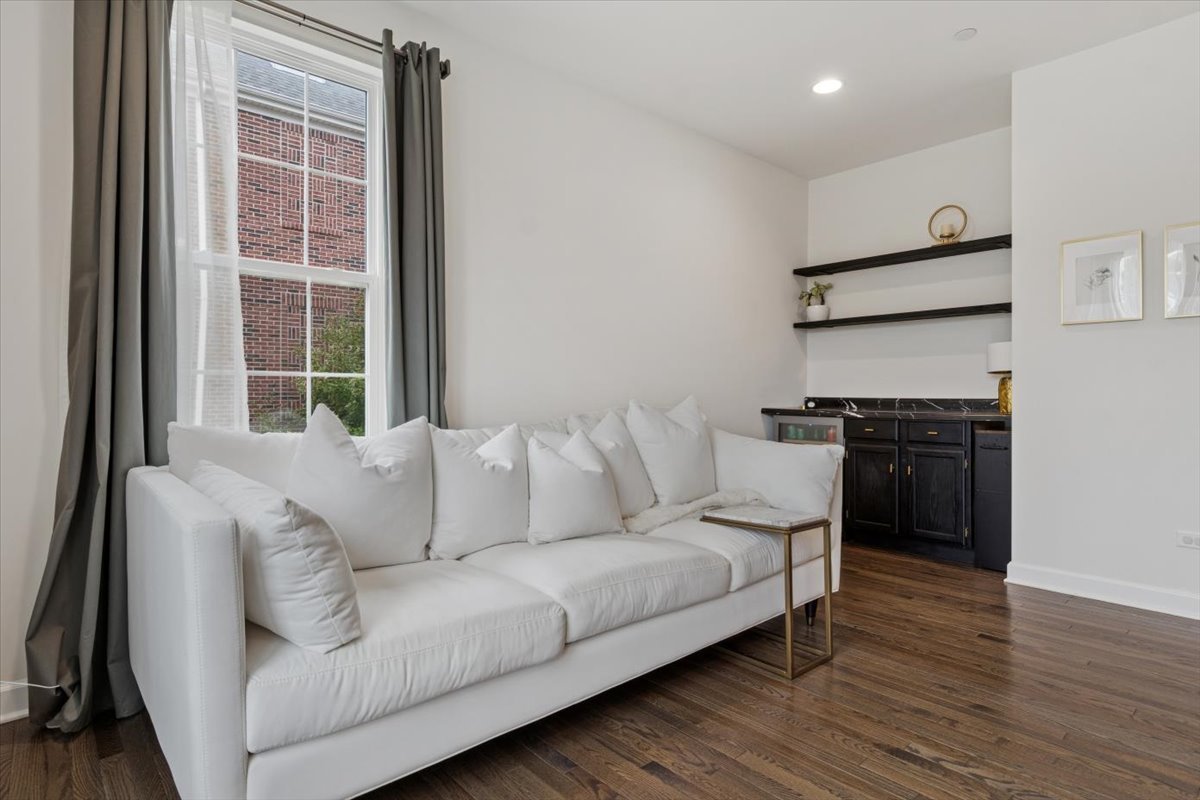 4199 Royal Mews Circle, Naperville, IL 60564