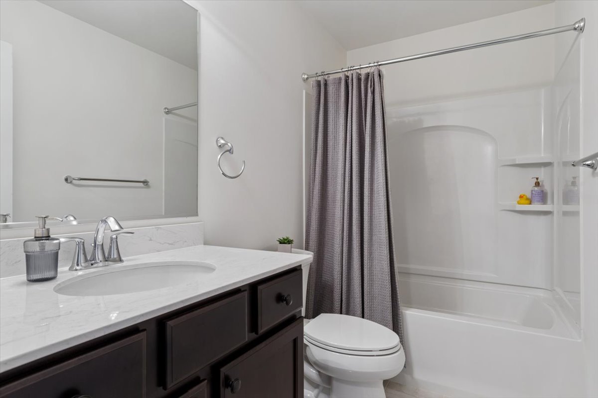 4199 Royal Mews Circle, Naperville, IL 60564