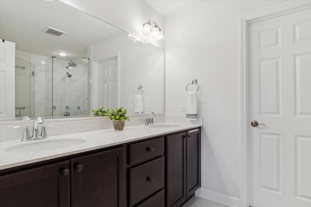 4199 Royal Mews Circle, Naperville, IL 60564