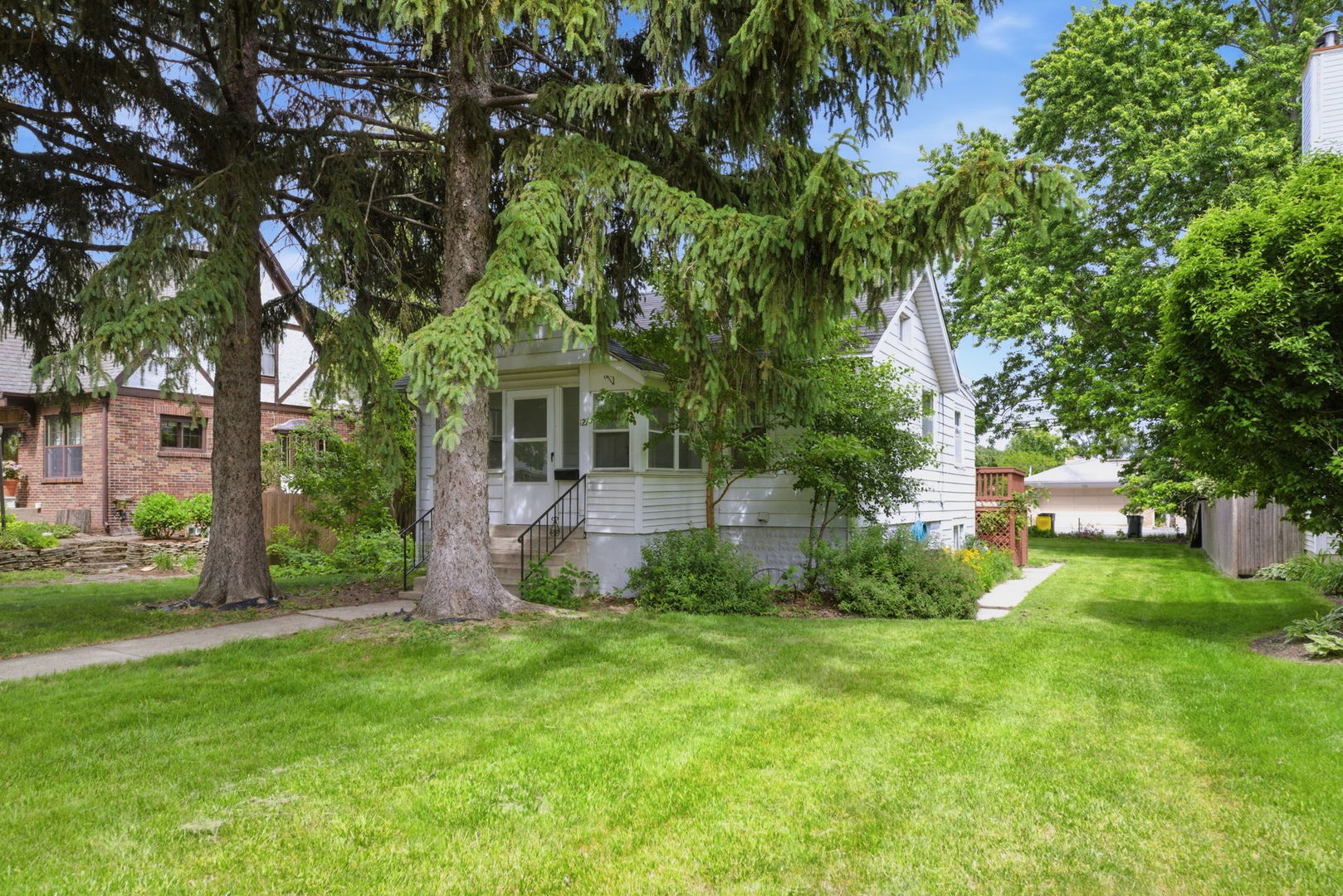 127 S Lincoln Street, Westmont, IL 60559
