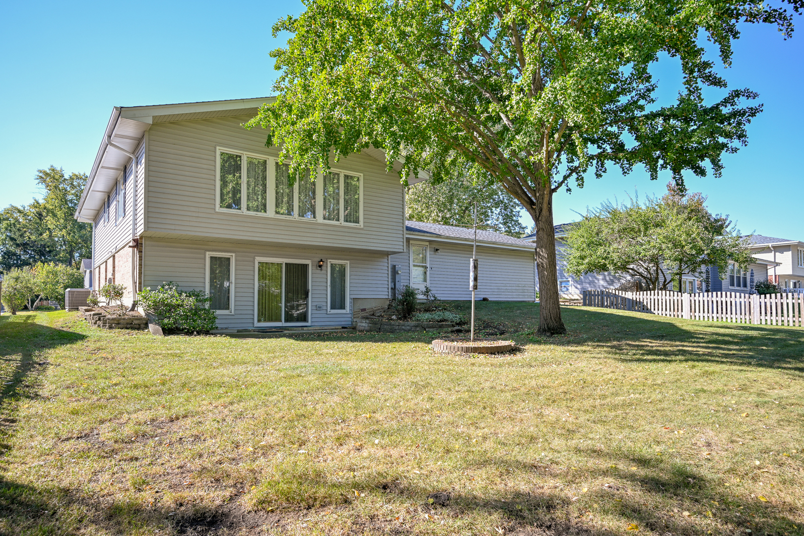 21W664 Glen Valley Drive, Glen Ellyn, IL 60137