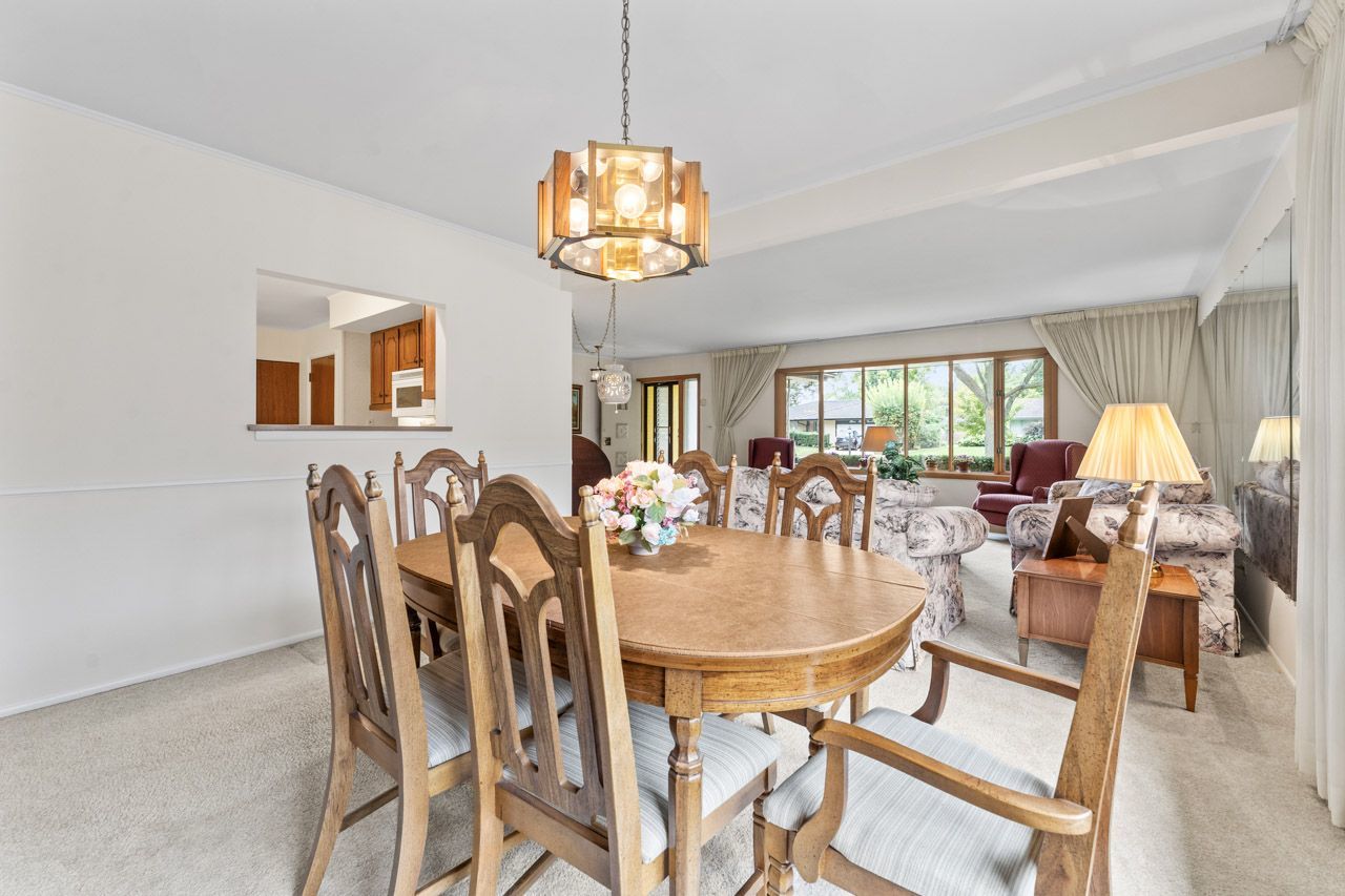 1512 N Oneida Lane, Mount Prospect, IL 60056