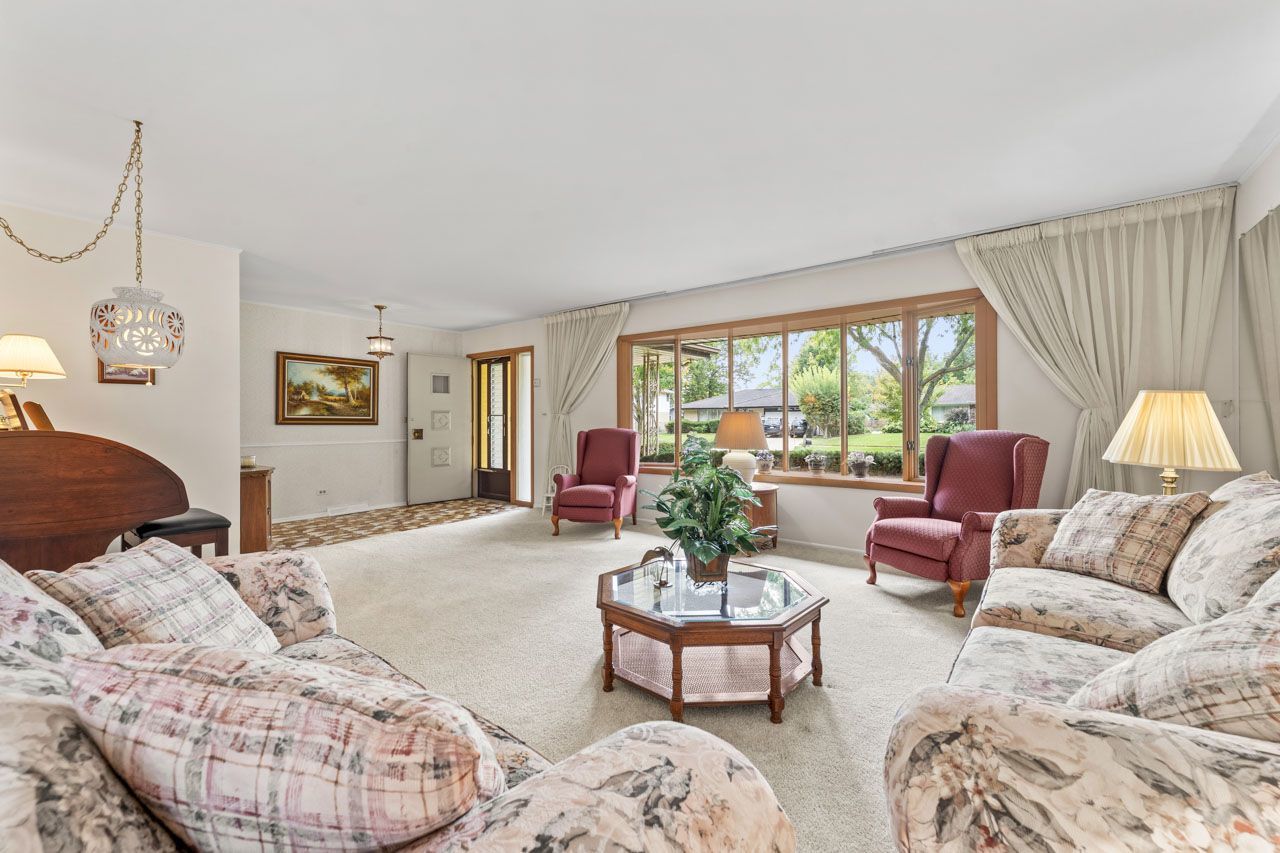 1512 N Oneida Lane, Mount Prospect, IL 60056