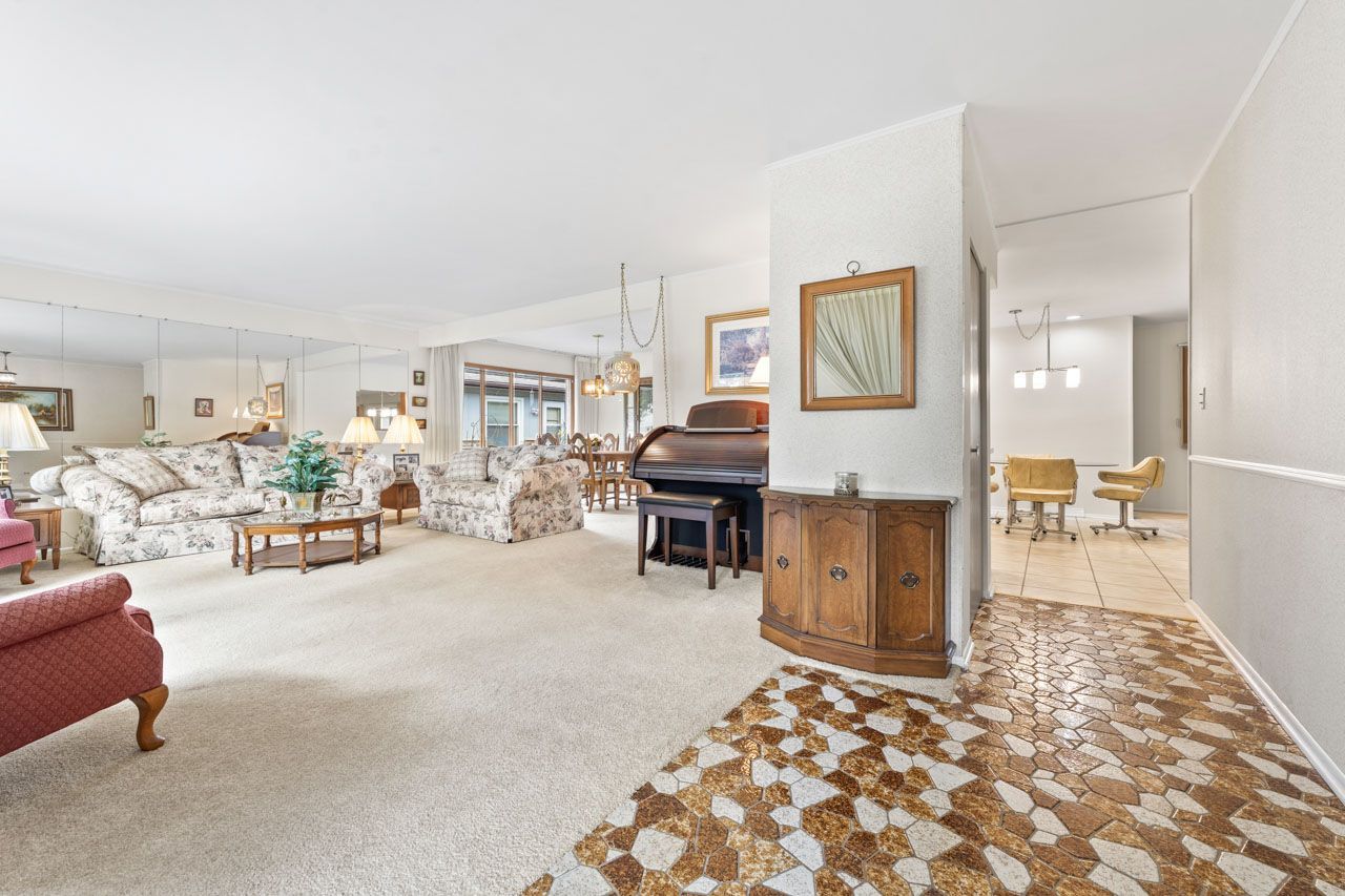 1512 N Oneida Lane, Mount Prospect, IL 60056