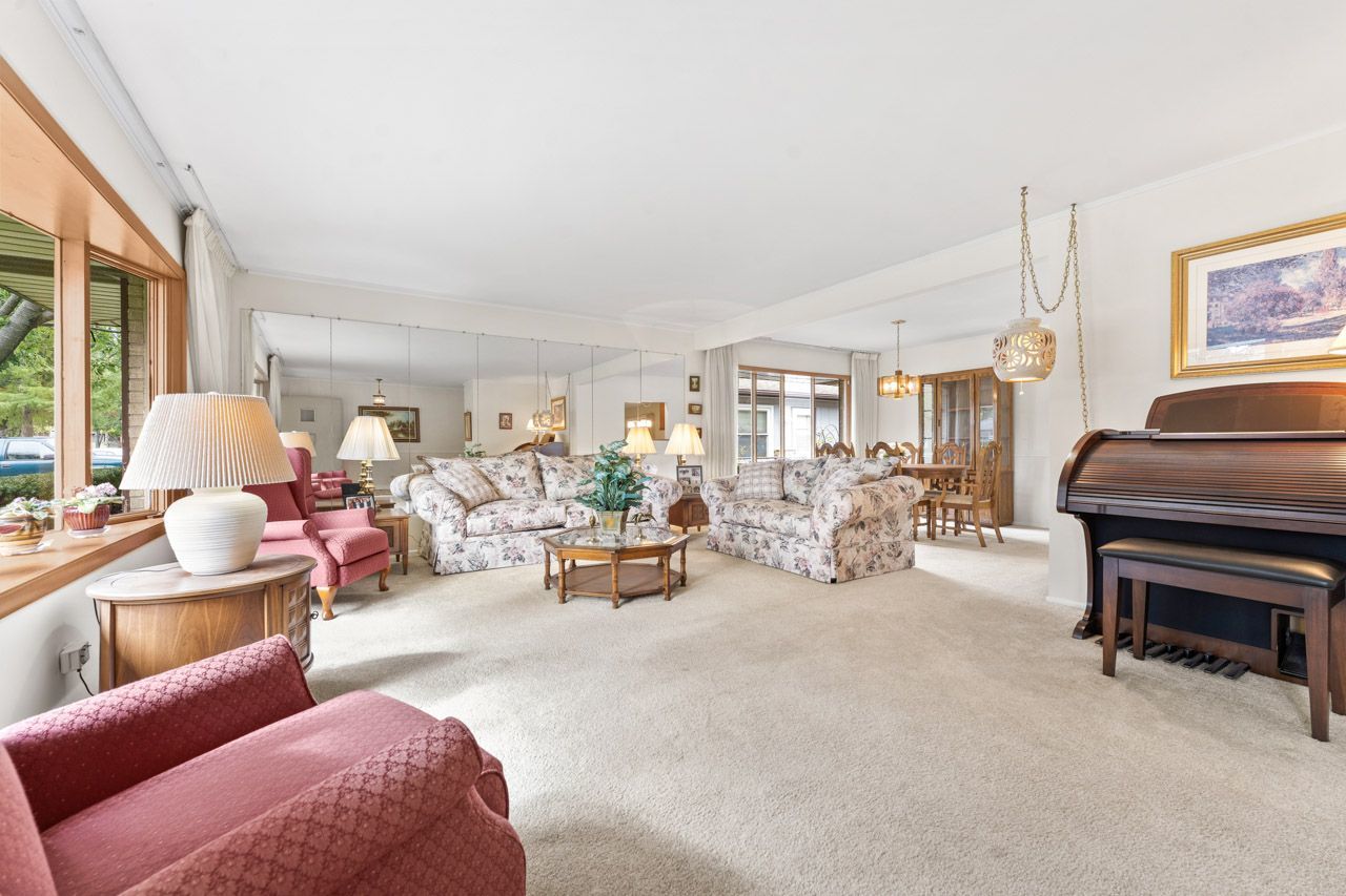 1512 N Oneida Lane, Mount Prospect, IL 60056